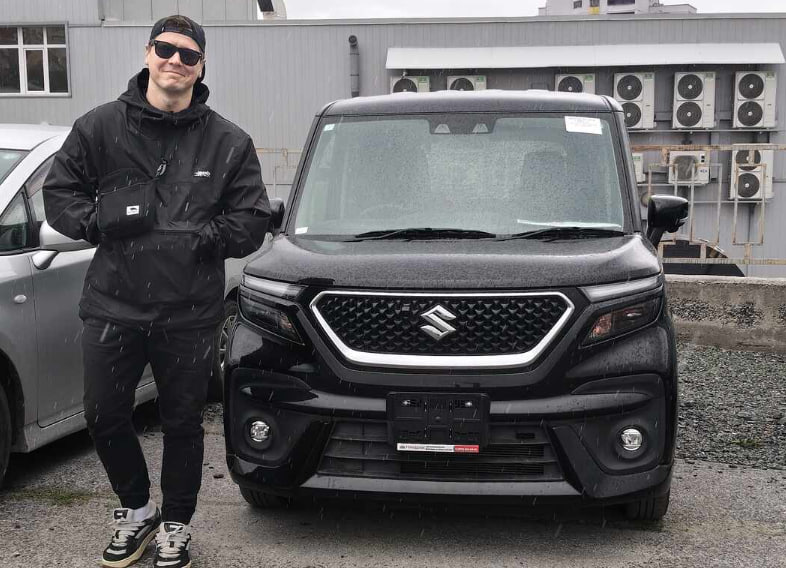 Артур Миронов рядом с автомобилем Suzuki
