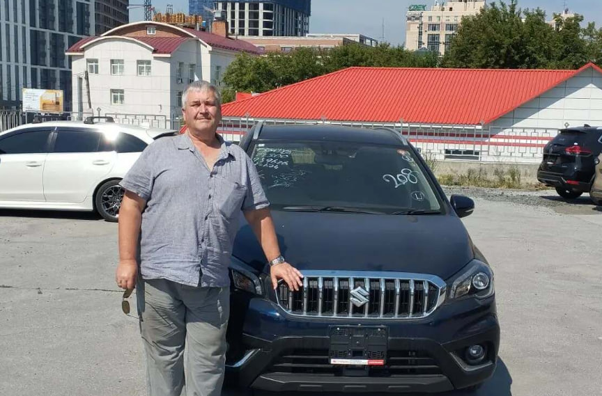 Константин Яровой рядом с автомобилем Suzuki