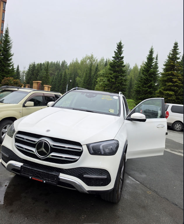 Белый Mercedes-Benz из отзыва Ксении Филатовой