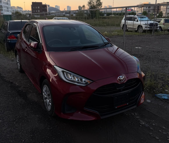 Красная Toyota из отзыва Светланы Потаповой, вид спереди