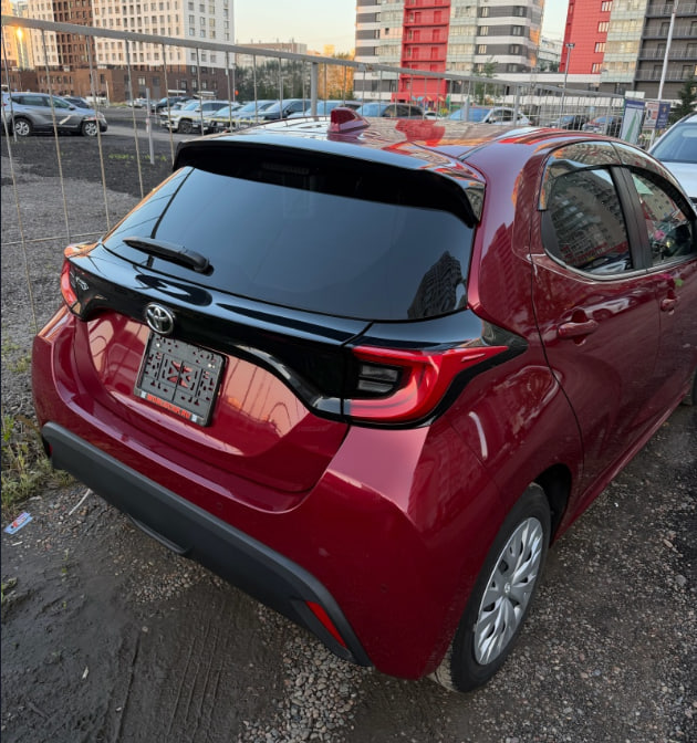 Красная Toyota из отзыва Светланы Потаповой, вид сзади