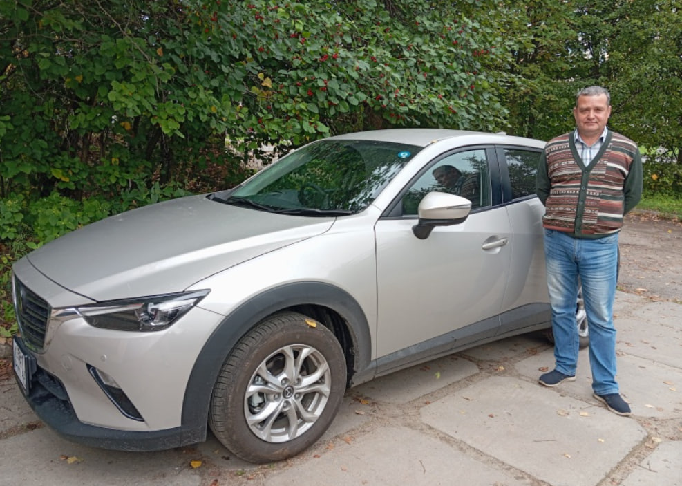Борис К. рядом с Mazda CX-3